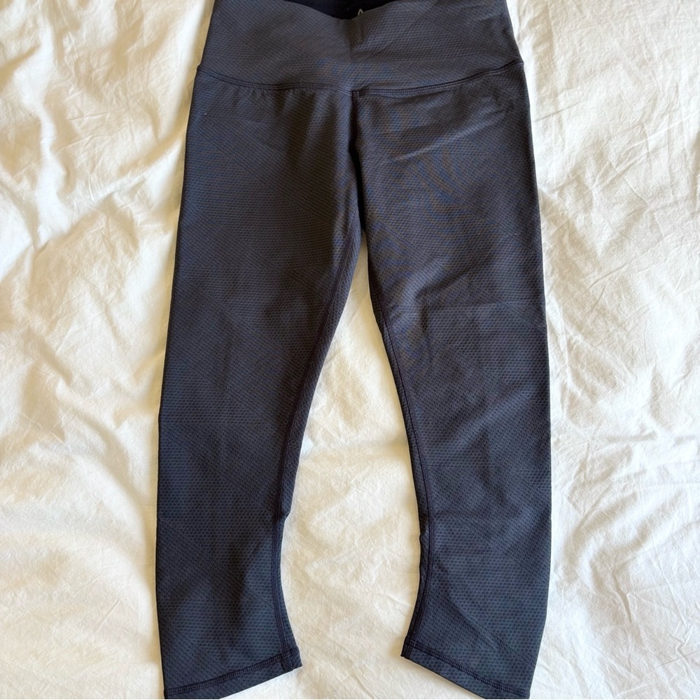 Prana 3/4 leggings in grey size small - Picture 3 of 8
